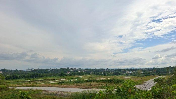 PEMBANGUNAN SIRKUIT - Kondisi lintasan balap motor yang dibangun Pemkab Paser, di Jalan Samsul Bahri, Kecamatan Tanah Grogot, Kabupaten Paser, Kalimantan Timur, Minggu (11/5/2025). Ditargetkan pembangunan sirkuit tersebut rampung November mendatang. (TRIBUNKALTIM.CO/SYAIFULLAH IBRAHIM).