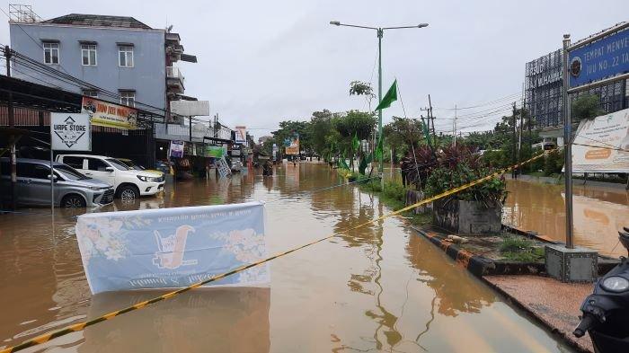 AKSES LUMPUH - Kondisi akses jalan yang lumpuh dari jalan Wahid Hasyim I menuju simpang 4 sempaja. Senin (12/5/2025)Banjir menggenangi wilayah Samarinda, khususnya di Jalan AWS, Wahid Hasyim I, dan Stadion Kadrie Oening, menghambat akses jalan akibat hujan deras, dan kejadian ini bukan pertama kalinya terjadi.(TRIBUNKALTIM.CO / RAYNALDI PASKALIS)