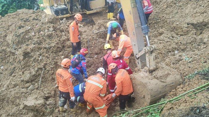 KORBAN TANAH LONGSOR - Korban tanah longsor di temukan, Senin (12/5/2025). Tim SAR Gabungan berhasil mengevakuasi dua korban meninggal akibat tanah longsor di gang Bulu tangkis, jalan Giri rejo bilimau, RT. 22, Kelurahan Lempake, Samarinda Utara, Kota Samarinda, Senin, (12/5/2025) sore tadi. (TRIBUNKALTIM.CO/GREGORIUS AGUNG SALMON)
