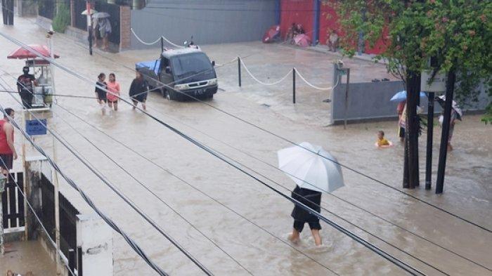 BANJIR DI SAMARINDA - Samarinda terkepung banjir setelah diguyur hujan sedari Senin (12/5/2025) dini hari(Tribunkaltim.co/Rita Lavenia)