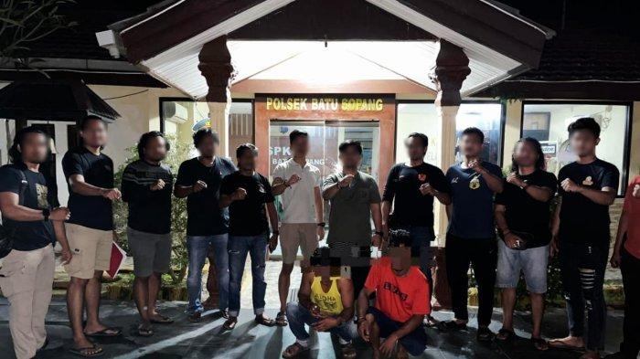 AKSI PREMANISME - Pelaku aksi premanisme yang diamanahkan oleh tim gabungan Polres Paser, Senin (15/5/2025) malam. Kedua pelaku diamankan setelah membawa kabur sejumlah barang bekas milik perusahaan dan melakukan pengancaman.