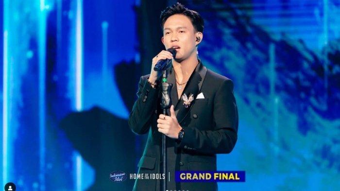 FAJAR NOOR SELINGKUH - Penampilan Fajar Noor di Grand Final Indonesian Idol 2025, Senin (12/5/2025). (Instagram indonesianidol.id)