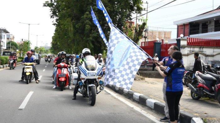 Mengambil titik start dari Dealer Yamaha Sumber Jaya Sakti di Jalan Mulawarman, rombongan
pengendara motor stylish ini melaju dengan penuh percaya diri, menyusuri Jalan Yos Sudarso,
Jalan Kusuma Bangsa, hingga akhirnya berlabuh di destinasi penuh pesona, Up Hill Cafe.