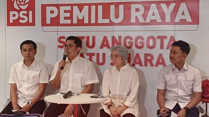 KETUA UMUM PSI - Dari kiri ke kanan: Juru Bicara PSI Beny Papa bersaama Wakil Ketua Umum PSI Andy Budiman dan Ketua DPD PSI DKI Jakarta Elva Farhi Qolbina saat konferensi pers pembukaan pendaftaran calon ketua umum PSI, Selasa (13/5/2025) di Kantor DPP PSI, Jakarta. PSI menggelar pemilihan Ketua Umum, Kaesang dan Giring bisa ikut daftar. Sementara Jokowi juga ikut didoakan bakal mendaftar. (KOMPAS.com/Tria Sutrisna)