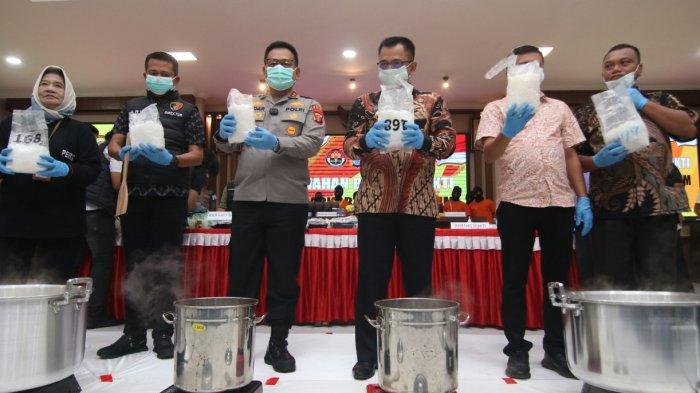 BARANG HARAM KALTIM - Polda Kalimantan Timur melakukan pemusnahan barang bukti narkoba hasil pengungkapan sembilan kasus sepanjang awal tahun 2025. Barang bukti yang dimusnahkan antara lain sabu seberat 40,45 kilogram dan ganja seberat 526 gram pada Jumat (16/5/2025).