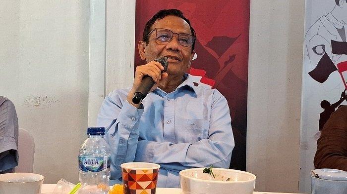 TNI JAGA KEJAKSAAN - Mantan Menko Polhukam, Mahfud MD, menanggapi terkait polemik revisi UU TNI yang prosesnya tengah bergulir di DPR. Mantan Menko Polhukam Mahfud MD ikut menanggapi soal adanya pengerahan anggota TNI untuk melakukan pengamanan di wilayah Kejaksaan. Mahfud menilai pengerahan TNI untuk pengamanan Kejaksaan ini seharusnya dilakukan atas sepengetahuan dan izin dari Presiden Prabowo Subianto. (Tribunnews.com/ Gita Irawan)