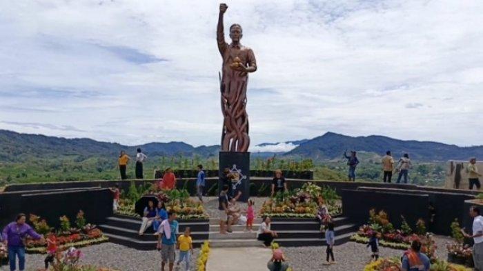 PATUNG JOKOWI - Penampakan patung Jokowi yang diberi nama Juma Jokowi di Liang Melas Datas (LMD), Desa Kuta Mbelin, Kecamatan Laubaleng, Kabupaten Karo, Sumatera Utara. Patung Jokowi di Tanah Karo ini dibangun dengan dana Rp 2,5 Miliar, dengan sumber dana salah satunya sumbangan dari Bobby Nasution, menantu Jokowi yang kini menjabat sebagai Gubernur Sumatera Utara (Sumut). (KOMPAS.com/HENDRI SETIAWAN)