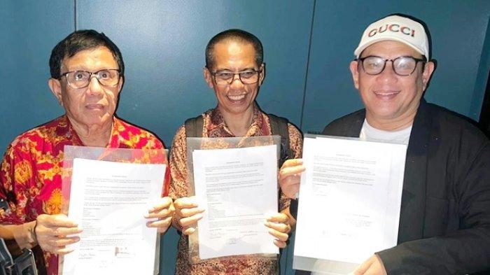 PWI - Ketua Umum PWI hasil Kongres Bandung, Hendry Ch Bangun (kiri) dan Ketua Umum PWI hasil KLB Zulmansyah Sekedang (kanan) serta anggota Dewan Pers Dahlan Dahi berfoto bersama sesuai penandatanganan Kesepakatan Jakarta, Jumat tengah malam, 16 Mei 2025 di Jakarta. Melalui Kesepakatan Jakarta, kedua pihak sepakat mengakhiri konflik melalui Kongres Persatuan yang akan digelar paling lambat 30 Agustus 2025. (HO PWI)
