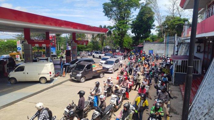 BBM BALIKPAPAN LANGKA - Antrean Panjang Pengisian BBM Pertalite di SPBU Pertamina Sepinggan, Senin (19/5/2025).Melalui pantauan Tribunkaltim.co di SPBU Pertamina Sepinggan, antrian kendaraan roda dua dan roda empat memadati area SPBU, tepatnya di pengisian pertalite. (TRIBUNKALTIM.CO/ARDIANA)