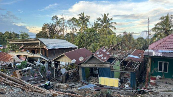 LONGSOR DI BATUAH - Kondisi jalan poros Samarinda-Balikpapan Km 28, Desa Batuah, Loa Janan, Kukar, Minggu(18/5/2025). Warga kembali diselimuti ketakutan, Retakan-retakan baru mulai terlihat di tanah sekitar lokasi kejadian, menandakan potensi longsor susulan yang masih mengancam. (TRIBUNKALTIM.CO / PATRICK VALLERY SIANTURI)