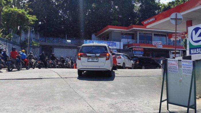 BBM LANGKA BALIKPAPAN - Puluhan pengendara roda dua dan mobil tampak mengantre panjang di SPBU Jalan Marsma R. Iswahyudi, Balikpapan, Kalimantan Timur, Senin (19/5/2025) siang. Kelangkaan BBM jenis Pertamax memicu antrean di sejumlah SPBU, sementara papan informasi di lokasi menyatakan pengisian sedang menunggu pengiriman. (TRIBUNKALTIM.CO/MOHAMMAD ZEIN RAHMATULLAH)