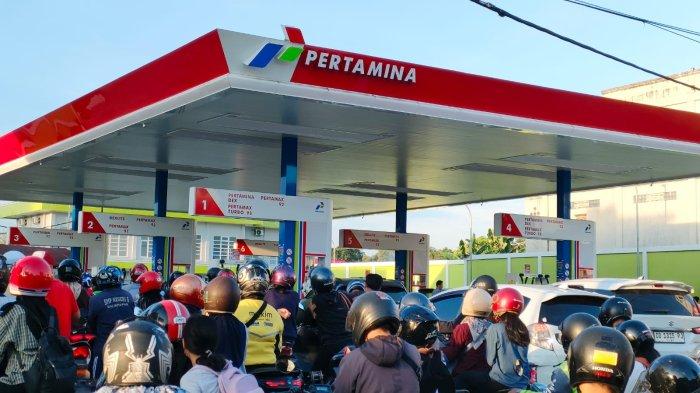 PERTAMAX BALIKPAPAN KOSONG - Antrean panjang di SPBU Jalan MT Haryono dekat Grand City Balikpapan, Senin (19/5/2025) sore. Pasokan Pertamax di beberapa SPBU yang ada di Kota Balikpapan, Provinsi Kalimantan Timur kosong, kontan hal ini membuat antrean panjang di SPBU dan pedagang pengecer laris manis. (TRIBUNKALTIM.CO/BUDI SUSILO)
