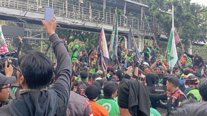 TUNTUTAN DEMO OJOL - Ilustrasi demo ojol di Jalan Medan Merdeka Barat, Jakarta Pusat, Kamis (29/8/2024) lalu. Gabungan driver ojol demo besok, Selasa (20/5/2025) dengan serentak matikan aplikasi protes potongan 70 persen. Sebaiknya hindari ruas jalan ini. (Kompas.com/Shela Octavia)