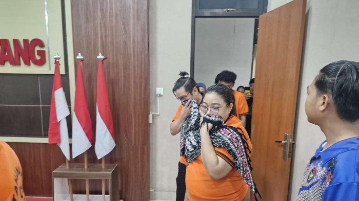 BONGKAR JARINGAN NARKOBA - Pasutri bandar sabu berinisial S alias Koko dan istrinya Fa dihadirkan dalam keterangan pers Polres Bontang, Selasa (20/5/2025). Satpolairud Polres Bontang berhasil membongkar jaringan pengedar narkotika jenis sabu di wilayah Bontang Utara. (TRIBUNKALTIM.CO/MUHAMMAD RIDWAN)