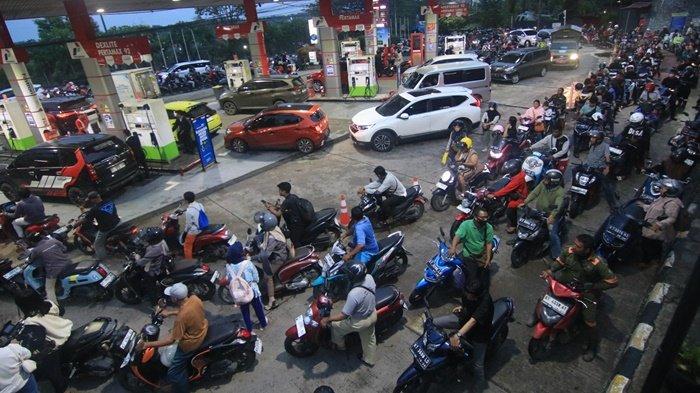 BBM BALIKPAPAN LANGKA - Antrean panjang kendaraan di salah satu SPBU di Balikpapan, Kalimantan Timur, Selasa (20/5/2025). (TRIBUNKALTIM.CO/DWI ARDIANTO)