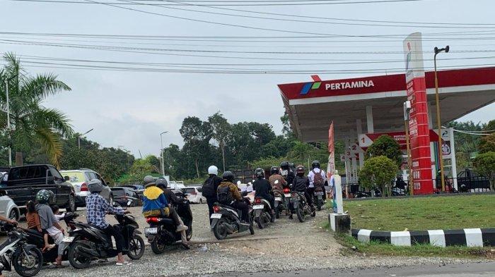 ANTREAN DI SPBU - Antrean di SPBU Nipah-nipah Penajam, Rabu (21/5/2025). Hal ini terjadi karena stok BBM berkurang bahka pertamax kosong. (TRIBUNKALTIM.CO/NITA RAHAYU)