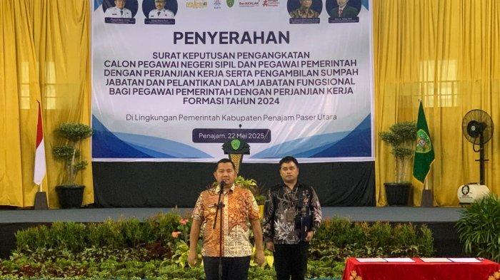 MELANTIK CPNS PPU - Bupati Penajam Paser Utara, Mudyat Noor saat melantik CPNS dan PPPK formasi 2024, Kamis (22/5/2025). Dirinya berpesan kepada seluruh jajaran Kepala Perangkat Daerah dan atasan langsung dari ASN yang baru ini, untuk terus memberikan pembinaan, pendampingan, serta lingkungan kerja yang kondusif bagi para ASN baru.