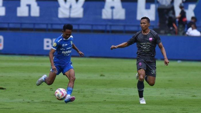 JADWAL LIGA 1 - Aksi geladang Persib Bandung, Beckham Putra (kiri) saat melawan Persis Solo pada pekan terakhir Liga 1 di Stadion Gelora Bandung Lautan Api (GBLA), Sabtu (24/5/2025) sore WIB. Persib Bandung berhasil menyempurnakan gelar juara dengan menumbangkan Persis 3-2. (persib.co.id)