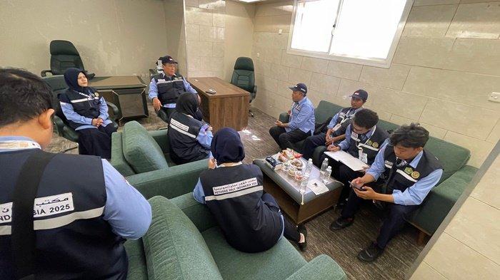 MEDIA CENTRE HAJI - Kepala Sektor 6 Daker Mekah, Rebuan, menjelaskan narasi video viral jamaah haji telantar di Hotel 603. (TribunTimur.com)
