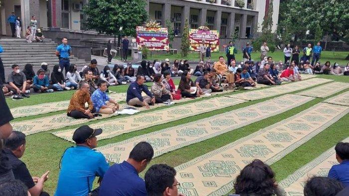 UGM - Rektor UGM Prof Ova Emilia bersama jajaran rektorat saat berdialog dengan para mahasiswa di halaman Balairung, Rabu (21/5/2025) malam.(KOMPAS.COM/YUSTINUS WIJAYA KUSUMA)