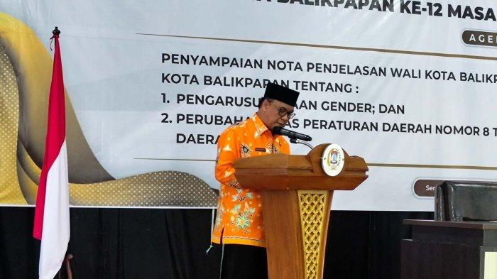 TINGKATKAN PAD - Wakil Wali Kota Balikpapan, Bagus Susetyo, menyampaikan nota penjelasan pemerintah kota dalam Rapat Paripurna DPRD Balikpapan ke-12 Masa Sidang III Tahun Sidang 2024/2025, Senin (26/5/2025). Dalam rapat tersebut, Pemkot Balikpapan mengusulkan revisi Perda Nomor 8 Tahun 2023 tentang Pajak Daerah dan Retribusi Daerah untuk memperkuat pendapatan asli daerah dan meningkatkan kualitas pelayanan publik. (TRIBUNKALTIM.CO/MOHAMMAD ZEIN RAHMATULLAH)