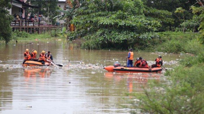 PENCARIAN BALITA TENGGELAM - Tim SAR gabungan masih terus melakukan upaya pencarian terhadap balita berinisial IA yang diduga tenggelam di kawasan aliran Waduk Wonorejo, Balikpapan. Namun, hingga Selasa sore (27/5/2025), korban belum ditemukan. (TRIBUNKALTIM.CO/DWI ARDIANTO)