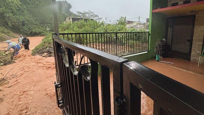 LONGSOR DI SAMARINDA - Hujan melanda ibukota Provinsi Kalimantan Timur, kontan hal ini membuat beberapa wilayah di Kota Samarinda mengalami banjir dan longsor pada Selasa (27/5/2025) pagi. Kali ini tanah longsor melanda akses pemukiman warga di perumahan Talangsari Regency RT 31 Lily 2, Kelurahan Tanah Merah Samarinda Utara Kalimantan Timur, di tengah hujan deras yang berlangsung sejak pukul 5.30 Wita, Selasa 27 Mei 2025.