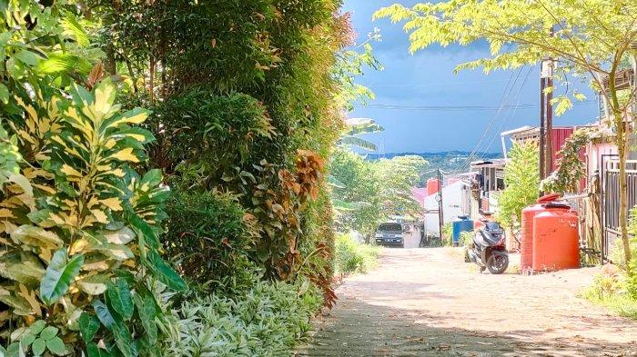 RUANG TERBUKA HIJAU - Pemandangan ruang terbuka hijau pada bagian kiri di Gala Puncak RT25, Pesona Bukit Batuah, Kelurahan Graha Indah, Kecamatan Balikpapan Utara, Kota Balikpapan, Kalimantan Timur pada 18 Mei 2025. Arena terbuka hijau ini berguna untuk produksi udara segar dan membuat suasana jadi asri.