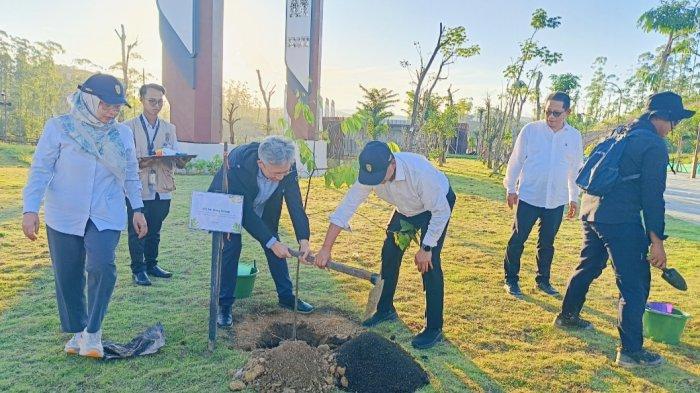 INVESTASI DI IKN - Duta Besar Republik Rakyat Tiongkok atau China untuk Indonesia, H.E. Mr. Wang Lutong melakukan kunjungan di kawasan Ibu Kota Nusantara pada Rabu (28/5/2025). Dalam kunjungan ini Dubes RRT juga melakukan kegiatan penanaman pohon secara simbolis di titik nol plaza bhineka tunggal Ika IKN Nusantara.