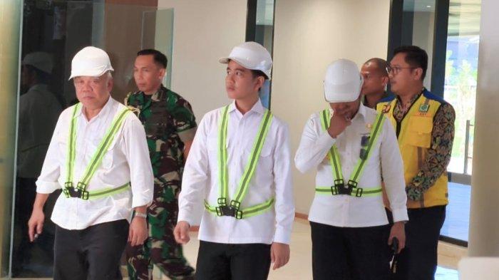 WAPRES KE IKN - Wakil Presiden Republik Indonesia, Gibran Rakabuming Raka didampingi Gubernur Kaltim, H. Rudy Mas'ud dan Kepala OIKN, Basuki Hadimuljono melakukan kunjungan kerja ke Ibu Kota Nusantara (IKN) di Kalimantan Timur, Rabu (28/5/2025). Dalam kunjungannya, Wapres meninjau langsung sejumlah proyek strategis di Kawasan Inti Pusat Pemerintahan (KIPP) untuk memastikan pembangunan berjalan sesuai dengan rencana yang telah ditetapkan.
