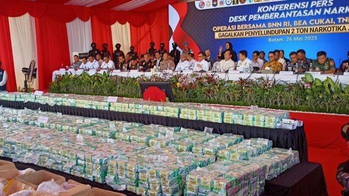 BARANG BUKTI SABU - Petugas gabungan menunjukkan bukti 2 ton sabu yang diamankan dari kapal Sea Dragon Tarawa di perairan Tanjung Balai Karimun, Kepulauan Riau, pada 2 Mei. Konferensi pers digelar di Batam, Kepri, Senin (26/5/2025). (KOMPAS.com/PARTAHI FERNANDO WILBERT SIRAIT)