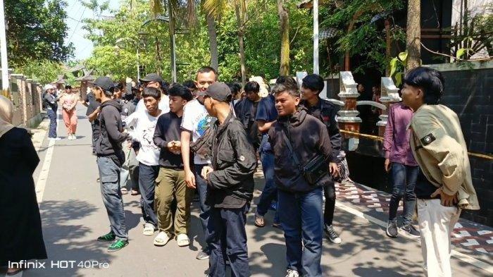 BERTEMU DEDI MULYADI - Para Suporter Persikas usai Bertemu Gubernur Jabar Dedi Mulyadi di Lembur Pakuan. (Tribunjabar /Ahya Nurdin)
