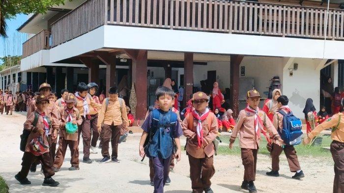 SD SMP GRATIS - Aktivitas pulang belajar para murid pendidikan dasar sekolah swasta di Batu Ampar, Kota Balikpapan, Kalimantan Timur, 16 Mei 2025 siang. Mahkamah Konstutusi telah memutuskan bahwa pendidikan sekolah SD dan SMP baik itu negeri atau swasta harus gratis, pemerintah harus fasilitasi.