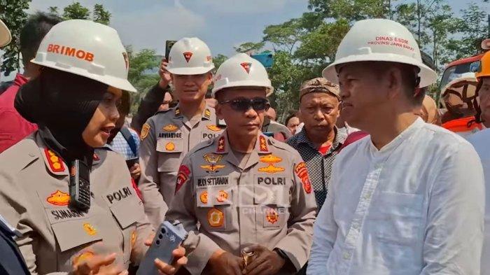 KANG DEDI MULYADI - Tangkap layar diyoutube resmi Kang Dedi Mulyadi, yang sedang berkunjung ke lokasi longsor di Gunung Kuda Cirebon. Sepuluh tambang besar di Jawa Barat bakal ditutup Gubernur Dedi Mulyadi, hal itu dilakukan karena longsor efek Longsor Gunung Kuda Cirebon. (Youtube/KangDediMulyadiChannel)