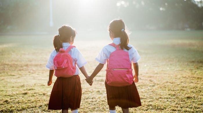SD SMP GRATIS - Ilustrasi, pelajar SD berangkat ke sekolah.