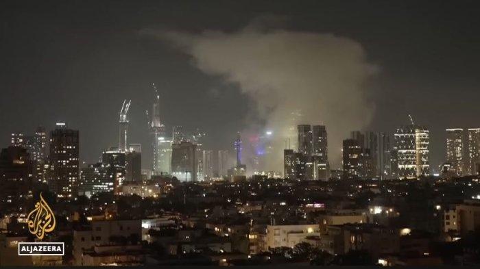 EVAKUASI WNI - Tangkap layar YouTube AlJazeera menampilkan ilustrasi perang Israel dan Iran. Iran mengatakan telah menembakkan ratusan rudal balistik ke Israel sebagai balasan atas serangan terhadap fasilitas nuklir dan para pemimpin militernya, Jumat (13/6/2025). Houthi mengatakan mereka menargetkan Jaffa di Israel tengah dengan beberapa rudal balistik dalam 24 jam terakhir, dalam koordinasi dengan Iran. (Tangkap Layar YouTube/AlJazeera)