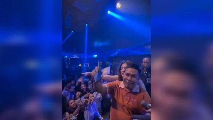 NYAWER DI DISKOTEK - Kepala Desa Karangsari Kecamatan Weru Kabupaten Cirebon, Casmari sedang sawer di samping Natalie Holcher di salah satu tempat hiburan malam. Tangkapp layar dan video ini viral di media sosial hingga Kamis (12/6/2025) pagi.(Tangkap Layar Video Viral)
