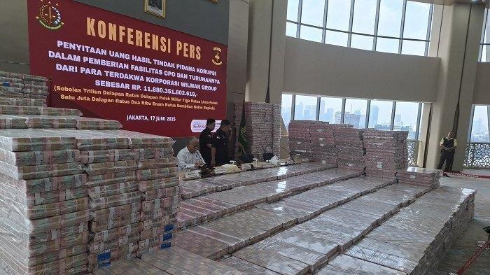 KORUPSI WILMAR - Kejaksaan Agung (Kejagung) kembali menyita uang tunai senilai Rp11.800.351.802.619 dari pengembangan kasus korupsi koorporasi bergerak bidang sawit Wilmar Group. Hal itu diungkap dalam konferensi pers di Lt. 11 Gedung Bundar Kejaksaan Agung RI, Jakarta Selatan, Selasa (17/6/2025). (Tribunnews.com/Reynas Abdila)