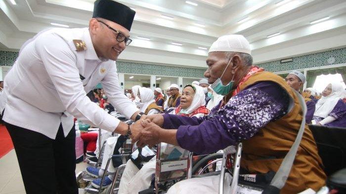 DISAMBUT WAGUB KALTIM - Suasana haru dan penuh rasa syukur menyelimuti Asrama Haji Batakan, Balikpapan, Rabu (18/6/2025), saat Wakil Gubernur Kalimantan Timur (Kaltim), H. Seno Aji, menyambut langsung kedatangan jamaah haji asal Kaltim dari Kloter 2. (TRIBUNKALTIM.CO/DWI ARDIANTO)