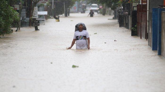 BANJIR - Hujan deras yang mengguyur Kota Balikpapan sejak Kamis (19/6/2025) pagi menyebabkan banjir di sejumlah wilayah. Genangan air terjadi di berbagai titik seperti Jalan MT Haryono, Beller, Karang Anyar, Batu Ampar, Batakan, Sepinggan, dan beberapa kawasan lainnya. Salah satunya di kawasan Wonorejo. (TRIBUNKALTIM.CO/DWI ARDIANTO)