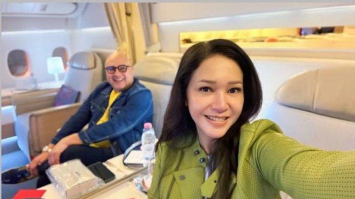 ACARA NGUNDUH MANTU - Potret Maia Estianty bersama suami berangkat ke Eropa. Aktris Maia Estianty memutuskan untuk tidak menghadiri acara ngunduh mantu pernikahan putranya, Al Ghazali dengan Alyssa Daguise. (Instagram/maiaestiantyreal)