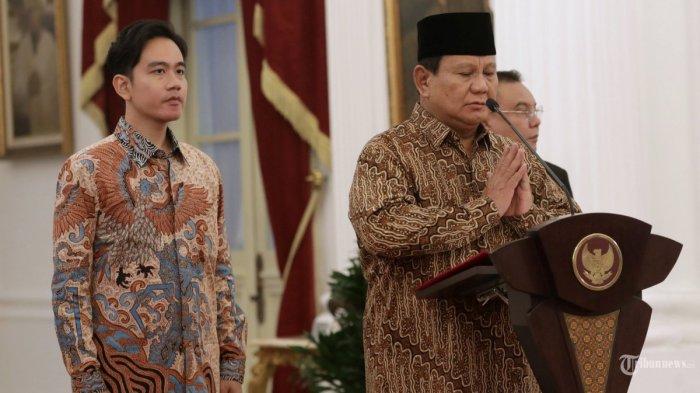 ISU PEMAKZULAN GIBRAN - Presiden Prabowo Subianto didampingi Wakil Presiden Gibran Rakabuming Raka memberikan keterangan terkait Menteri Kabinet Merah Putih di Istana Merdeka, Jakarta, Minggu (20/10/2024). Anggota DPR RI, Irma Suryani Chaniago, menegaskan bahwa Presiden Prabowo Subianto tidak perlu menggubris persoalan usulan pemakzulan Wapres Gibran. (TRIBUNNEWS/IRWAN RISMAWAN)