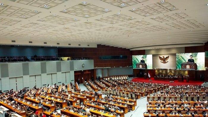 SURAT PEMAKZULAN GIBRAN - Dewan Perwakilan Rakyat Republik Indonesia (DPR RI) menggelar Rapat Paripurna Pembukaan Masa Sidang IV Tahun Sidang 2024-2025, pada Selasa (24/6/2025). Pada rapat hari ini, surat dari forum purnawirawan TNI, yang mendesak agar proses pemakzulan atau impeachment Gibran Rakabuming Raka dari kursi Wakil Presiden RI dipercepat, tak dibacakan. (Tribunnews.com/Chaerul Umam)