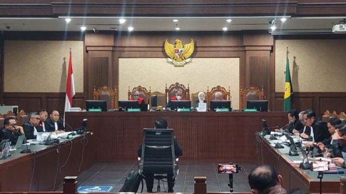 SIDANG HASTO - Sekjen PDIP Hasto Kristiyanto saat jalani sidang pemeriksaan sebagai terdakwa dalam kasus suap dan perintangan penyidikan PAW Harun Masiku di Pengadilan Tipikor Jakarta, Kamis (26/6/2025). Hasto mengaku mendapat tekanan mundur dari jabatannya sebagai Sekjen dan diminta tak penat Jokowi dari PDIP. (Fahmi Ramadhan/Tribunnews.com)
