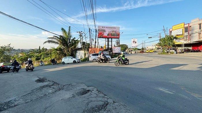 PERBAIKAN JALAN - Pengguna jalan di Kota Balikpapan diimbau untuk memperhatikan informasi rekayasa lalu lintas di kawasan Jalan Projakal. Mulai malam ini, Kamis (27/6/2025) pukul 23.00 Wita, ruas Jalan Projakal, tepatnya di kawasan Simpang Platinum, akan mulai dilakukan perbaikan dan peninggian jalan.