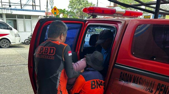 WISATAWAN MENINGGAL - Petugas dan warga mengevakuasi wisatawan yang diduga mengalami serangan jantung usai tercebur dari wahana banana boat di Pulau Beras Basah, Bontang, Kalimantan Timur, Sabtu (28/6/2025). Korban sempat dievakuasi ke Pelabuhan Tanjung Laut sebelum dibawa ke rumah sakit dan dinyatakan meninggal dunia. (HO/BPBD BONTANG)