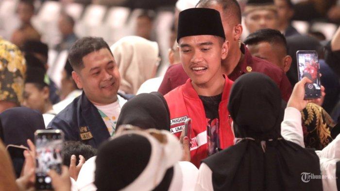 KETUA UMUM PSI - Ketua Umum Partai Solidaritas Indonesia (PSI) Kaesang Pangarep saat menghadiri Rapat Pimpinan Nasional (Rapimnas) Solidaritas Ulama Muda Jokowi (Samawi) di Istora Senayan, Jakarta, Sabtu (7/10/2023) lalu. Jokowi yang saat itu menjabat presiden RI menghadiri acara ini. (TRIBUNNEWS/IRWAN RISMAWAN)