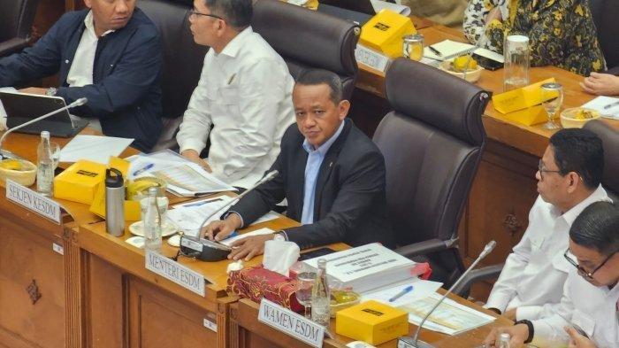SEMPROT ANAK BUAH - Menteri ESDM Bahlil Lahadalia ketika rapat bersama Komisi XII DPR RI di Kompleks Parlemen, Senayan, Jakarta, Rabu (2/7/2025). Bahlil Lahadalia menyemprot pejabat di lingkungan kementeriannya dan direksi PLN terkait ketidaksesuaian data jumlah desa yang belum teraliri listrik. (Endrapta Pramudhiaz/Tribunnews.com)