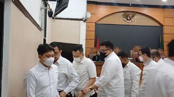 TERDAKWA JUDI ONLINE - Para terdakwa klaster eks pegawai Kementerian Kominfo di Pengadilan Negeri Jakarta Selatan, Rabu (2/7/2025).(KOMPAS.com/BAHARUDIN AL FARISI)
