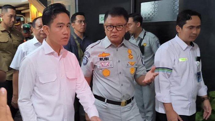 GIBRAN PINDAH KANTOR - Wakil Presiden Gibran Rakabuming Raka menemui keluarga korban tenggelamnya KMP Tunu Pratama Jaya di Posko Pelabuhan Ketapang Banyuwangi, Jawa Timur, Minggu (6/7/2025). Wapres Gibran berangkat dari Bali menaiki helikopter dan tiba di Pelabuhan Ketapang sekitar pukul 07.15 WIB, dan ia menerima penjelasan ihwal hasil pencarian hingga H+4 dari Deputi Operasional dan Kesiapsiagaan Basarnas R Eko Suyatno. Yang jadi sorotan dalam kunjungannya kali ini, Wapres Gibran tidak memberi pernyataan. Wapres Gibran diam meski awak media sudah menunggu. (Surya.co.id/Ahmad Zaimul Haq)